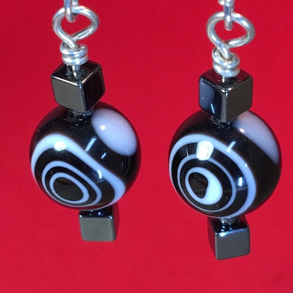 🔥FLASH SALE🔥.925 Sterling Black Swirl Earrings - Picture 2 of 5